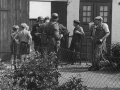 "Forrædere" bliver arresteret og ført bort til afhørelse. Mere end 40.000 danskere blev arresteret i befrielsesdagene. De fleste af dem blev hurtigt løsladt igen. (foto fra Christian Berring)