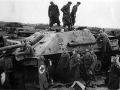 Danske soldater undersøger en tysk Jagdpanther