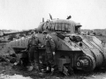 Danske soldater undersøger en Sherman tank