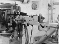 47 mm "Festungspak" fra Skoda. Omdrejningspunkten er mundingen, således at det ikke er en sædvanlig skydespalte. Der står et "Kulomet" maskingevær på samme stativ. Begge har mundingen gennom samme panserkugle som alt drejer sig omkring.