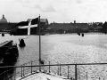 Udsigt fra HEKLAs agterdæk over Flådens Leje Efter den tyske besættelse af Danmark den 9. april 1940 blev søværnets skibe oplagt. De fleste af dem havde været i aktiv tjeneste siden eftersommeren 1939, og søværnet benyttede derfor lejligheden til at lade foretage en række tiltrængte vedligeholdelses-opgaver på en række enhederne. Umiddelbart efter at undervandsbåden DRYADEN havde strøget kommando på Holmen, gik ubådens besætning i gang med at adskille ubådens tryklejer. Daværende værnepligtig maskinist Svend Hansen tog undervejs en række fotografier, som her vises for første gang. Billederne er venligst stillet til rådighed af Svend Hansen.