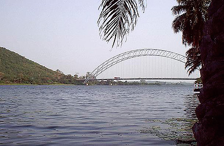 Adome-broen krydser i dag floden Volta, som i dansketiden var en vigtig vej for udførsel af titusindvis af slaver (Wikipedia)