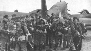 Tyske tropper bliver landsat i Aalborg lufthavn i Ju52 transportmaskiner