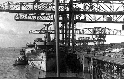 Foto fra havnen i Nordenham. Agter for Lougen er et Victory-skib skib ved at laste giftgas. Skibet var blevet beskadiget ved en minesprængning, og blev nu sænket i Skagerrak. (foto: Jørgen S. Lorenzen)