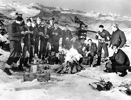Amerikanske soldater fra kystvagten på den tyske vejrstation ved Kap Sussi i sommeren 1944. Denne gang undslap tyskerne, men den næste vejrekspedition blev overrasket og taget til fange af kystvagten.