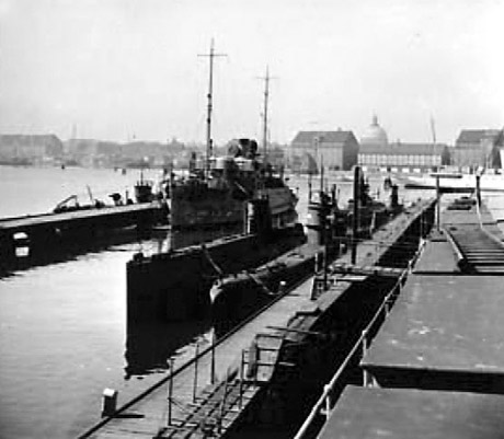Danske undervandsbåde og HENRIK GERNER på Holmen før 29. august 1943. (foto: Niels Erik Hansen).