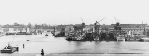 Holmen fotograferet i september 1943. På fotoet ses de tre T-41 torpedobåde under bygning. Bemærk Kongeskibet Dannebrog i dok inden det blev slæbt til Sydhavnen. I venstre side ses ubåden Havfruen, sat på land efter den blev hævet den 8. september.