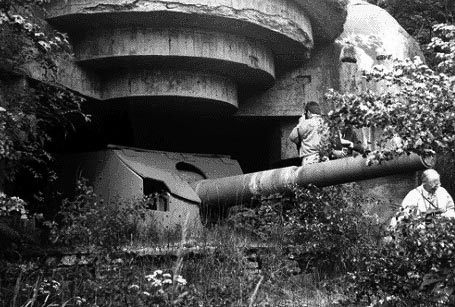 De afmonterede 150mm kanoner blev efterfølgende placeret ved en række tyske batterier ved bl.a. Løkken og Frederikshavn. Her fotograferet efter krigens afslutning. (Søværnets Taktik- og Våbenskole/UFS)