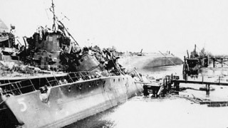 MS 3 og MS 5 fotograferet i Tirpitzhafen dagen efter de blev fundet i Laboe. En dansk P-kutter på siden. August 1945.