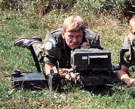 NAN med sin Laser Target Marker under en rekognosering på "gerningsstedet". Under angrebet på Sukkertoppen bar NAN ikke sin blå FN-hjelm, da den blå farve var yndet mål for de bosniske serbere. (Foto: Ib Nordentoft Andersen)