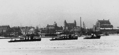 De gamle torpedobåde Narhvalen og Havørnen bugseres gennem en isfyldt Københavns havn 5. februar 1941.
