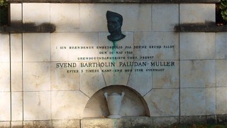 Mindemuren blev rejst, hvor oberst Paludan-Müller kæmpede sin sidste kamp. Indskriften:
