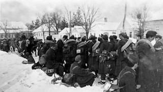 Ungarske rekrutter venter på toget ved den ungarske grænseby Sopron i februar 1945 (Fra bogen ”De ungarske soldater”).