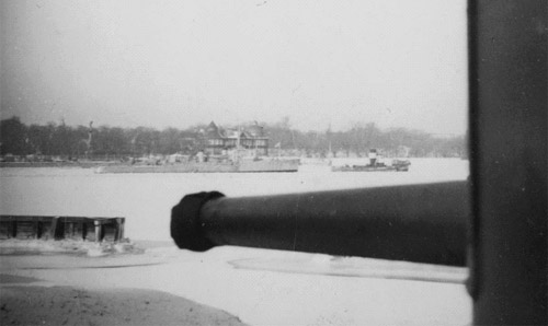 Foto taget fra Batteri Sixtus viser et fartøj af Dragen-kl. under bugsering fra Holmen til lystbådehavnen i Svanemøllebugten. Man vil bemærke at torpedobåden er gråmalet. De tre enheder af Dragen-klassen blev som forsøg malet grå i december 1939. Indtil da havde de ligesom resten af torpedobådene været iklædt en olivengrøn maling.