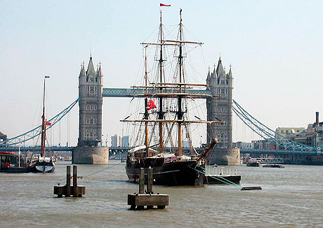 Slaveskib ved Tower Bridge i 2007 i anledning af 200-året for forbuddet mod slave-handel. (Wikipedia)