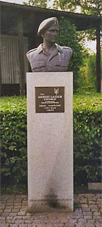 Busten af Anders Lassen foran Museet for Danmarks Friheds-kamp i København