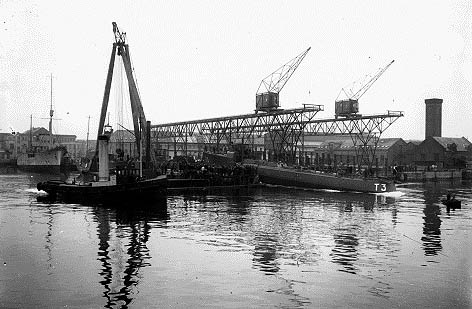 T3 LAXEN søsættes fra Dokøen den 28. november 1930. (Orlogsmuseet)