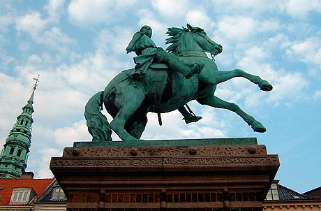 Statue af Absalon i København (fra Wikipedia)