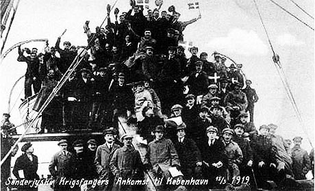 Sønderjyder ankommer til København i maj 1919 efter at være blevet frigivet fra allieret fangenskab. (fra et postkort)