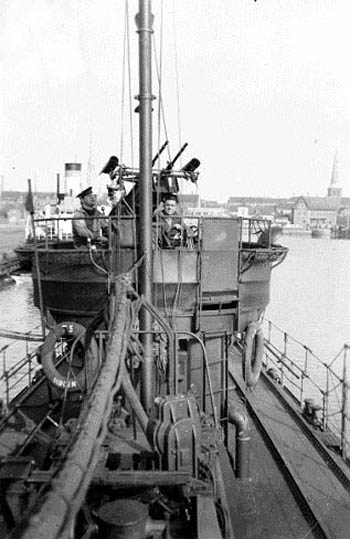 20mm antiluftskanon efterses i Nyborg havn af artillerimath P. Knudsen.