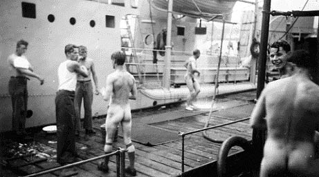 Intermistisk oprigget brusebad ved torpedobådsbroerne på Holmen. Det var før forureningsproblemerne og Miljøstyrelsen blev opfundet, idet vi badede i beskidt havnevand.