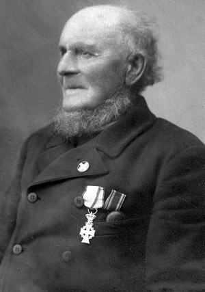 Chr. Jensen Bjørn med Dannebrogskorset (tv.) og erindringsmedaljen fra Krigen i 1864.