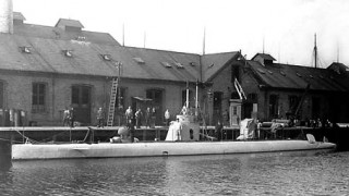 Undervandsbåden Dykkeren fotograferet i Søminegraven på Holmen før Første Verdenskrig. (Orlogsmuseet).