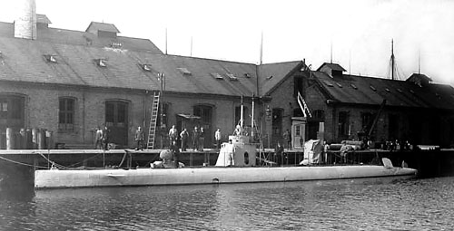 Undervandsbåden Dykkeren fotograferet i Søminegraven på Holmen før Første Verdenskrig. (Orlogsmuseet).