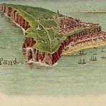 Helgoland set på et gammelt postkort. I baggrunden ses Sandøen, hvorfra danskerne bombarderede øen.