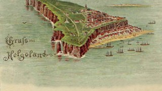 Helgoland set på et gammelt postkort. I baggrunden ses Sandøen, hvorfra danskerne bombarderede øen.