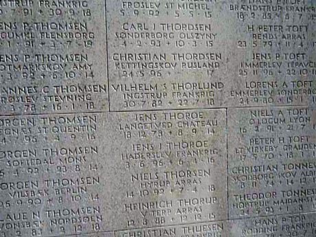 Et lille udsnit af de omkring 4120 navne der findes på det store monument i Mindeparken i Århus. Se en video fra monumentet her