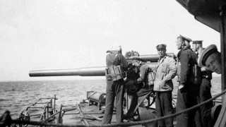 Af sekundær armering havde "HØGEN" to stk. 87 mm patronkanoner, en på bakken og en agter, begge med optiske sigtemidler og uden beskyttelsesskjolde.