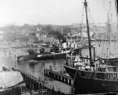 Her ses Høgen under bugsering i Svendborg 28. marts Torpedobådene af Dragen- & Glenten-klassen