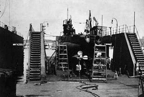 En undervandsbåd af H-klassen i flydedok nr. 2 i 1941 eller 1942.  (foto: Niels Erik Hansen)