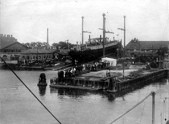 Orlogsværftet byggede ikke kun orlogsskibe. Her ses stabelafløbningen af Dampfærgen Fyen i 1919. (Orlogsmuseet).