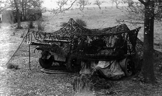 Brigadens artilleri i skydestilling under camouflagenet