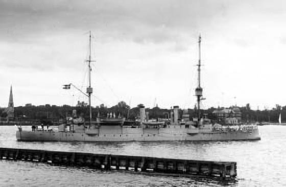 De tre krydsere, Hekla, Gejser og Heimdal var stort set identiske. Her ses Gejser opankret lige uden for Flådens leje. (Orlogsmueet)