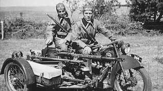 Nimbus motorcykel i tjeneste i den danske hær omkring 1940. En maskinkanon model Madsen 1938 er monteret på siden. (Frihedsmuseet)