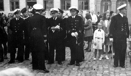 Officerer og mandskab i parade i Nyborg, sommeren 1945. Nr. to fra højre er kvartermester Eisen