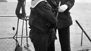 Prins Knud ombord i krydserkorvetten "Valkyrien" på dens sidste togt 1923. Den anden person på billedet er DOE nr. 65 (DOE er "Dæksofficerselev") Hans Robert Petersen. HRP blev senere Radiotelegrafist I (ligestillet med Kvartérmester I). I bogen "Valkyrien og dens sidste Togt", af Carl Østen, udg. 1959 på Hirschsprungs forlag, er de to personer omtalt som "højeste og mindste ombord".