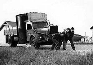 Ove, Eigil og Thor trækker generatorlastbilen i gang, 9. juli 1945.