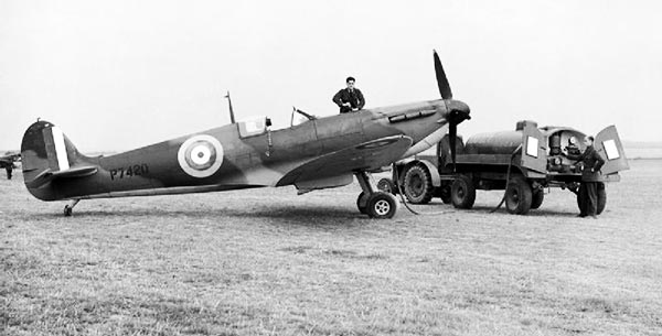 Jordpersonnel genopfylder en RAF Spitfire