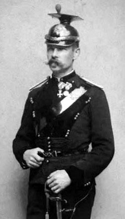 Hornblæser Vilhelm Dræby i Livjægerkorpsets uniform omkr. 1885. Livjægerkorpset var datidens hjemmeværn, som Dræby formentlig er gået ind i efter tjenesten i hæren.(Foto: Det Kgl. Bibliotek)