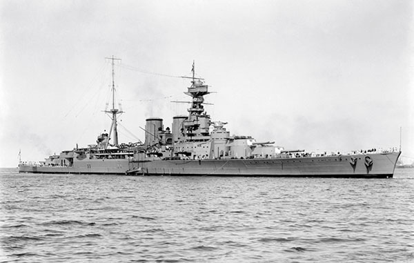 Det mægtige slagskib HMS Hood lå i 1920 i en kort overgang i København. Skibet blev søsat 22. august 1918 og havde en hovedbevæbning på 8 stk. 381 mm kanoner med rækkevidde på op til næsten 31 km. Skibets motto var ”With favourable winds” – som varede til 24. maj 1941, hvor skibet blev sænket af det tyske slagskib Bismarck i Danmarkstrædet mellem Grønland og Island. 