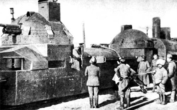 Et pansertog fra den Tjekkiske Legion, et andet anti-bolsjevikisk korps, bestående af krigsfanger fra den østrig-ungarnske hær, der kæmpede øst for Ural-bjergene. Panservåbnet - i form af kampvogne, panservogne og pansertog – fik et gennembrud i 1. Verdenskrig. Den første danske panservogn tilhørte Akademisk Skyttekorps, der opererede en Hotchkiss fra 1917, og første dansk tank blev en Fiat 3000, indkøbt i 1928.  