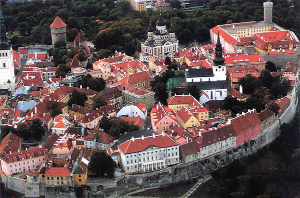 Del af den stemningsfulde ”Toompea”, borghøjen i Tallinn. Byen blev erobret af danske styrker under Valdemar II i 1219, og solgt til de tyske riddere i 1346. Th. borgen, hvis udseende dog mestendels stammer fra 1227, hvor den tyske Sværdbrødreorden havde fæstningen i deres besiddelse. Fæstningstårnet ”Kiek-in-de-kök” fra 1475 umiddelbart t.v. for den russiske Alexander Nevskij katedral m.f.