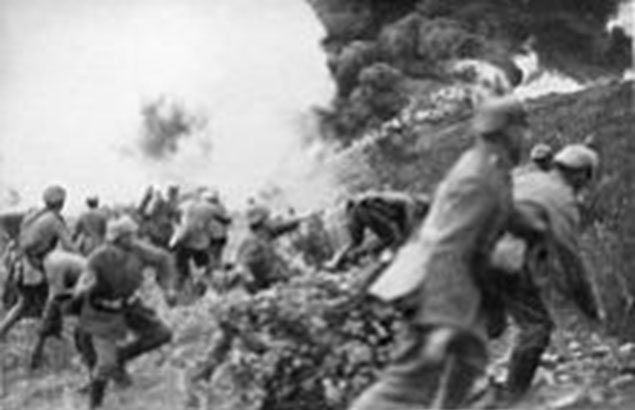 Tyske tropper stormer højden kendt som ”Mort Homme” under slaget ved Verdun (Wikipedia). Kampene fra marts til september kostede Regiment 84 ca. 1700 døde, sårede og savnede. I augustdagene i 1914 havde over halvdelen af regimentet været danske. 