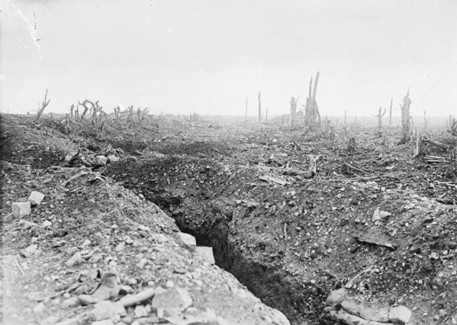 Skyttegrav i det trøstesløse og sønderbombede landskab ved vejen mellem Pozieres og Bapaume.