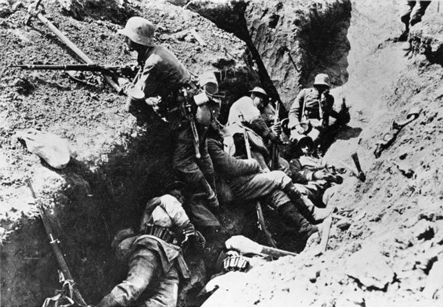 Billede fra slagmarken ved Arras 1916 (wikicommons). En tysk soldat holder vagt, men de andre får hårdt tiltrængt hvile. Hvis fjenden efter et stormangreb nåede ned i skyttegraven, stod kampen på nærkamp. Særligt håndgranater var velegnede til at rydde skyttegraven for indtrængende fjender, eller til at overtage og sikre den helt. 