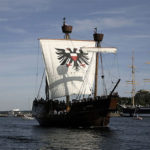 Rekonstruktion af ’Lisa von Lübeck’, et af den hanseatiske ligas største skibe i 1400-tallet, en ”Kraweel” – tysk/nederlandsk for det portugiske ’karavel’. Kanoner var nu en del af krigsførelsen, også til søs, der blev placeret på de karakteristiske forhøjninger, kasteller, for- og agter. 